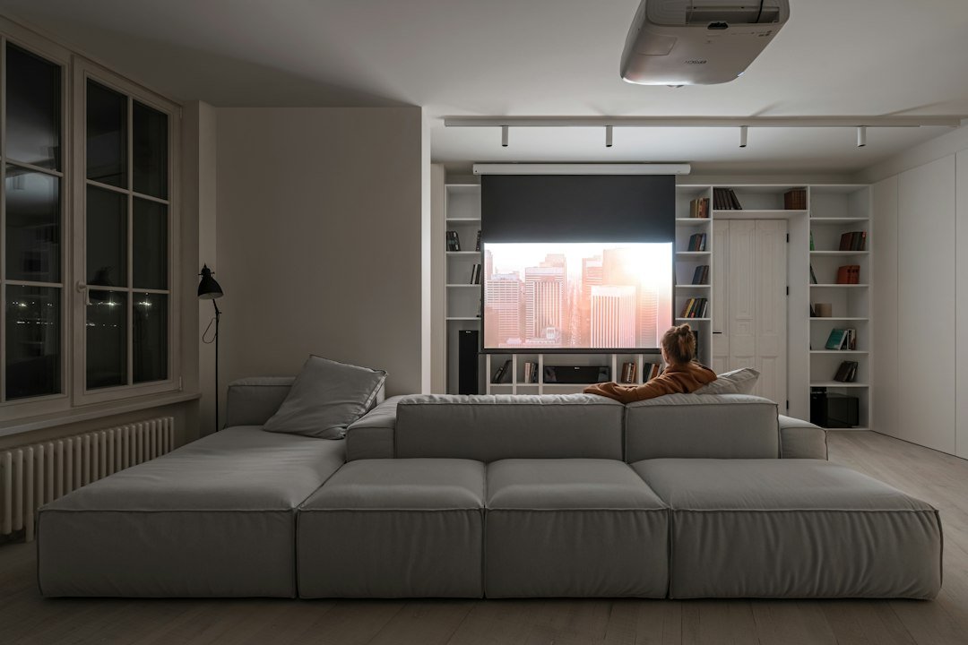 Salón oscuro con una película proyectada en una pared